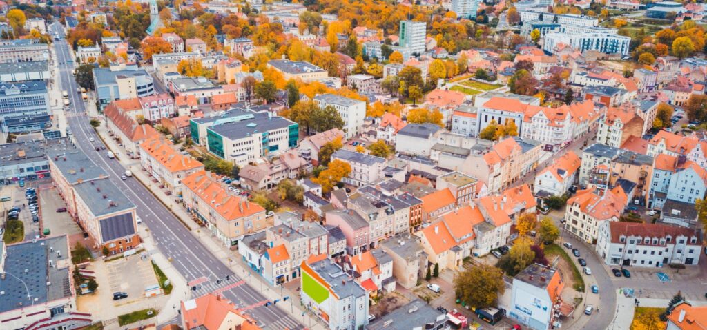 Panorama miasta z lotu ptaka z zabudową i jesiennymi drzewami – doradztwo podatkowe Zielona Góra